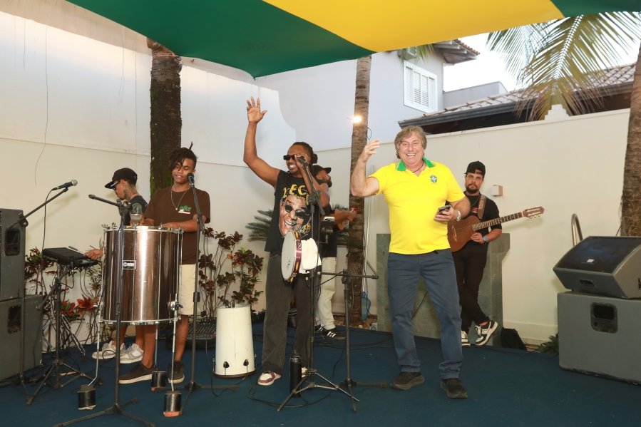 VERDE, AMARELO E MUITA ANIMAÇÃO MARCARAM A COMEMORAÇÃO DOS 66 ANOS DE LUIZ ANTÔNIO CAMPOS. - Eloisa Mattos