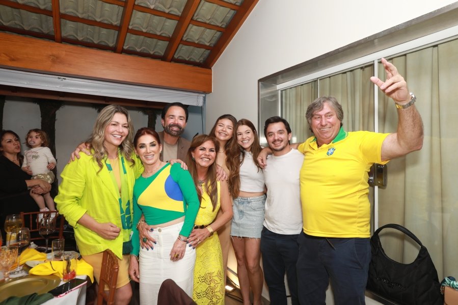 VERDE, AMARELO E MUITA ANIMAÇÃO MARCARAM A COMEMORAÇÃO DOS 66 ANOS DE LUIZ ANTÔNIO CAMPOS. - Eloisa Mattos