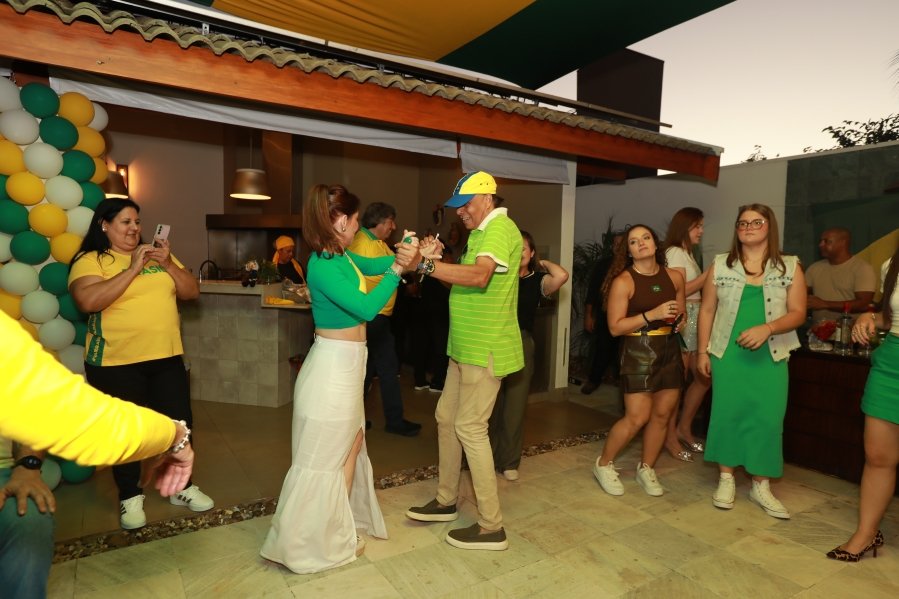 VERDE, AMARELO E MUITA ANIMAÇÃO MARCARAM A COMEMORAÇÃO DOS 66 ANOS DE LUIZ ANTÔNIO CAMPOS. - Eloisa Mattos