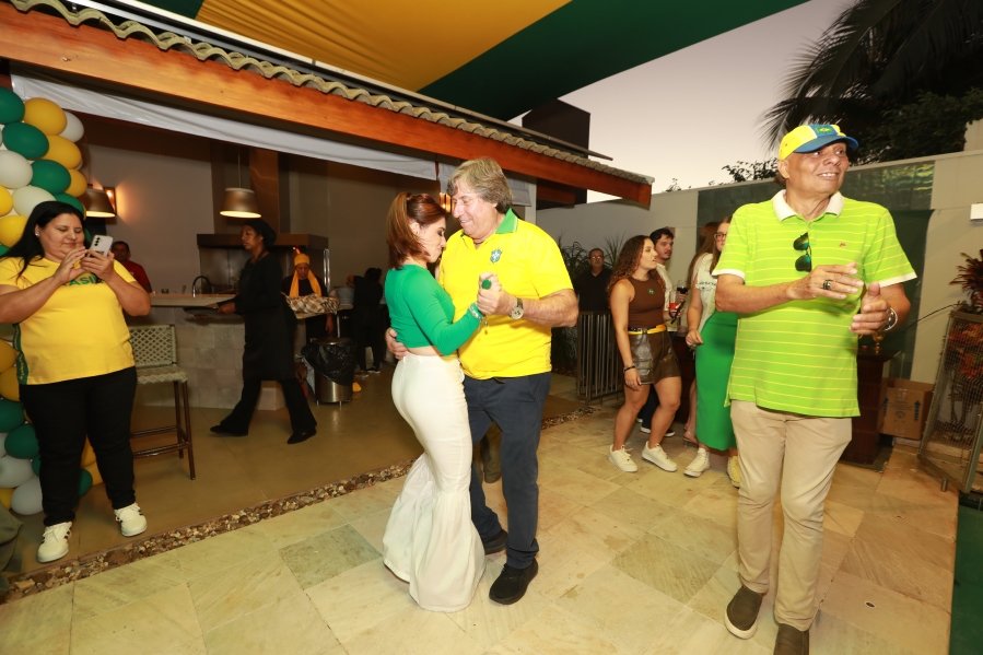 VERDE, AMARELO E MUITA ANIMAÇÃO MARCARAM A COMEMORAÇÃO DOS 66 ANOS DE LUIZ ANTÔNIO CAMPOS. - Eloisa Mattos