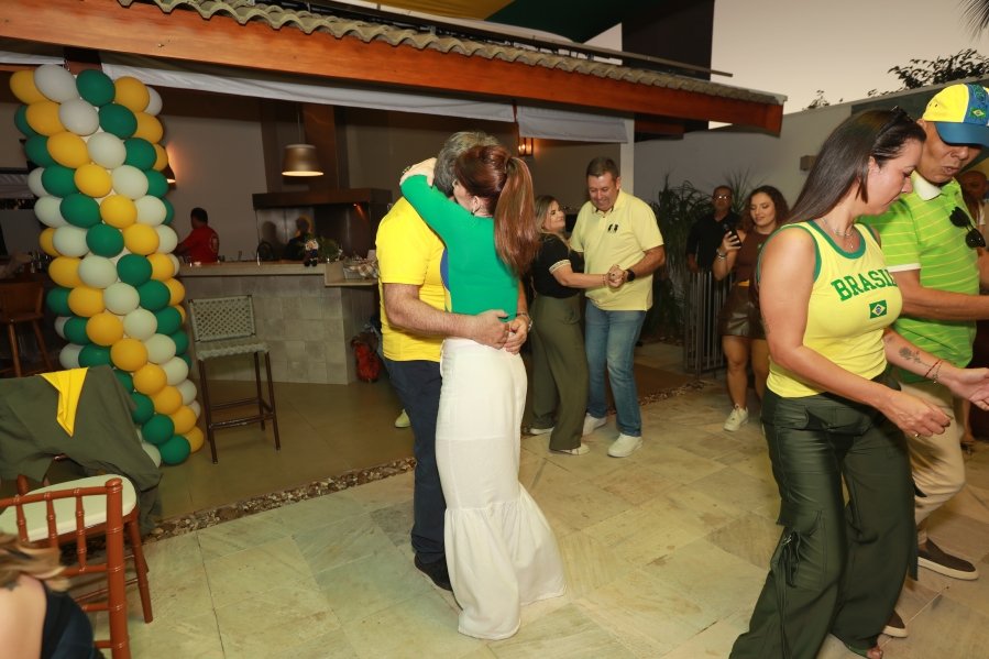 VERDE, AMARELO E MUITA ANIMAÇÃO MARCARAM A COMEMORAÇÃO DOS 66 ANOS DE LUIZ ANTÔNIO CAMPOS. - Eloisa Mattos