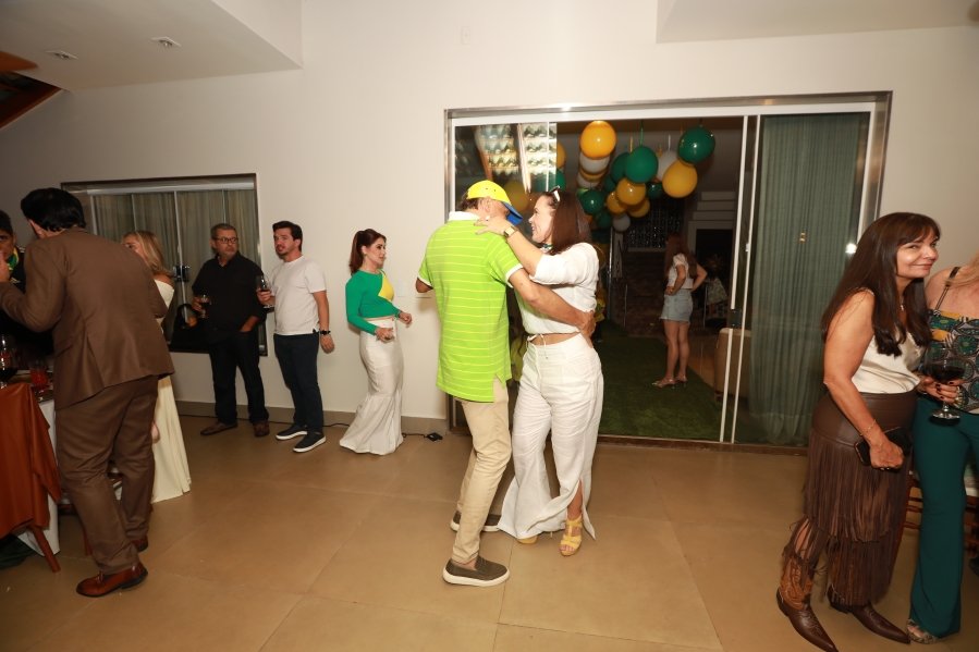 VERDE, AMARELO E MUITA ANIMAÇÃO MARCARAM A COMEMORAÇÃO DOS 66 ANOS DE LUIZ ANTÔNIO CAMPOS. - Eloisa Mattos