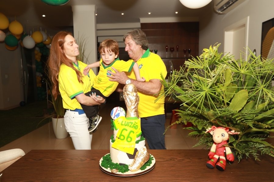 VERDE, AMARELO E MUITA ANIMAÇÃO MARCARAM A COMEMORAÇÃO DOS 66 ANOS DE LUIZ ANTÔNIO CAMPOS. - Eloisa Mattos