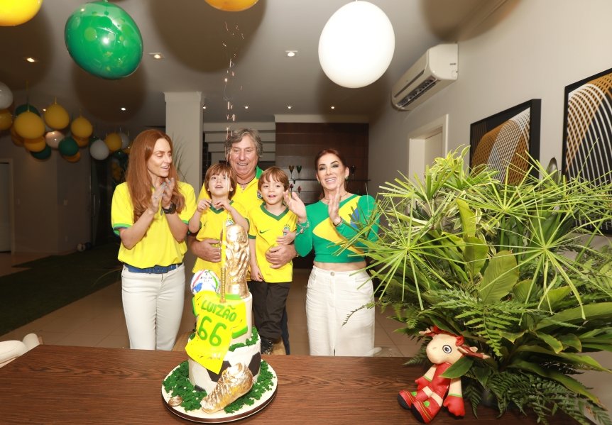 VERDE, AMARELO E MUITA ANIMAÇÃO MARCARAM A COMEMORAÇÃO DOS 66 ANOS DE LUIZ ANTÔNIO CAMPOS. - Eloisa Mattos