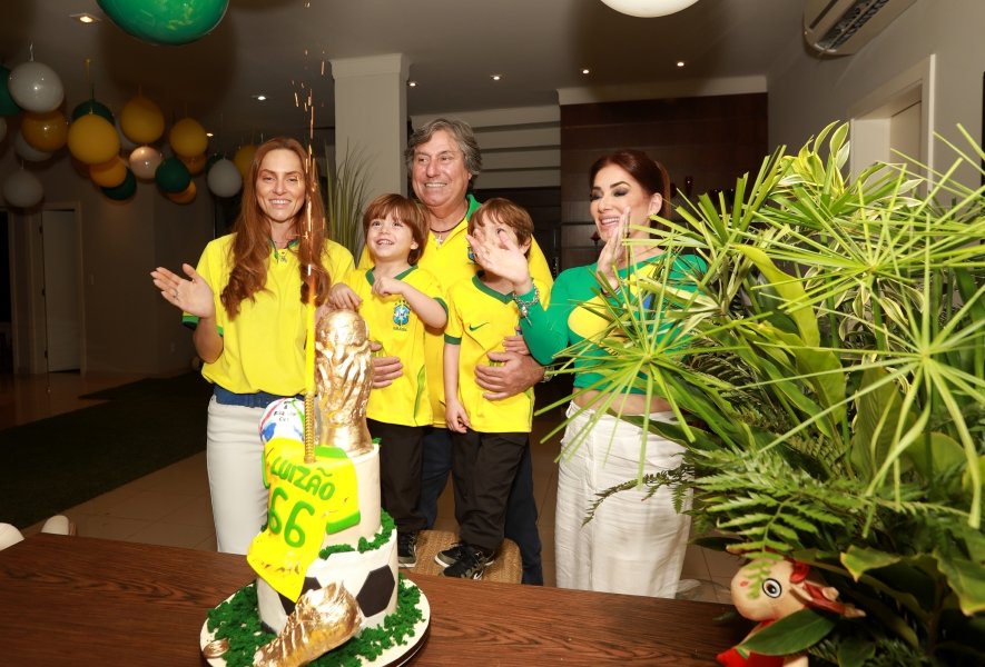 VERDE, AMARELO E MUITA ANIMAÇÃO MARCARAM A COMEMORAÇÃO DOS 66 ANOS DE LUIZ ANTÔNIO CAMPOS. - Eloisa Mattos