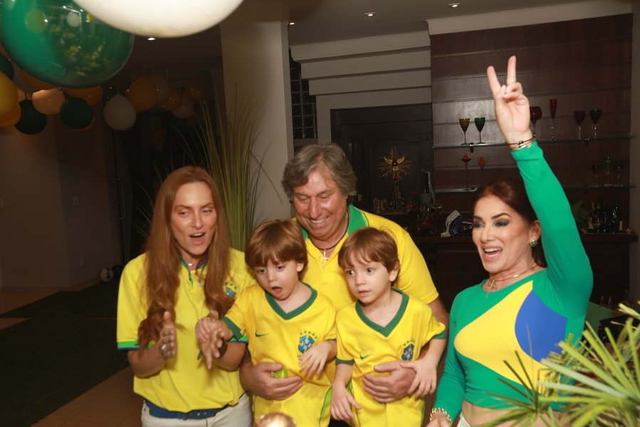 VERDE, AMARELO E MUITA ANIMAÇÃO MARCARAM A COMEMORAÇÃO DOS 66 ANOS DE LUIZ ANTÔNIO CAMPOS. - Eloisa Mattos