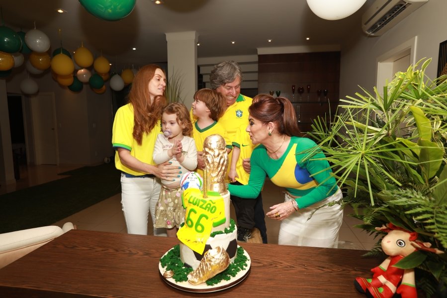 VERDE, AMARELO E MUITA ANIMAÇÃO MARCARAM A COMEMORAÇÃO DOS 66 ANOS DE LUIZ ANTÔNIO CAMPOS. - Eloisa Mattos