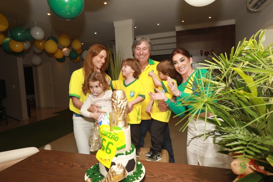 VERDE, AMARELO E MUITA ANIMAÇÃO MARCARAM A COMEMORAÇÃO DOS 66 ANOS DE LUIZ ANTÔNIO CAMPOS. - Eloisa Mattos