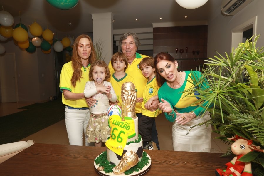 VERDE, AMARELO E MUITA ANIMAÇÃO MARCARAM A COMEMORAÇÃO DOS 66 ANOS DE LUIZ ANTÔNIO CAMPOS. - Eloisa Mattos