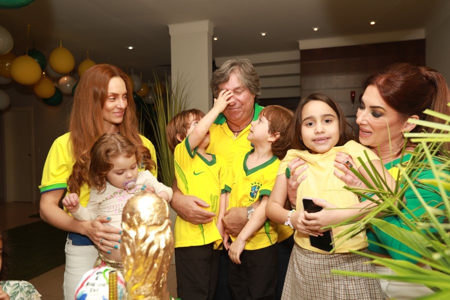 VERDE, AMARELO E MUITA ANIMAÇÃO MARCARAM A COMEMORAÇÃO DOS 66 ANOS DE LUIZ ANTÔNIO CAMPOS. - Eloisa Mattos