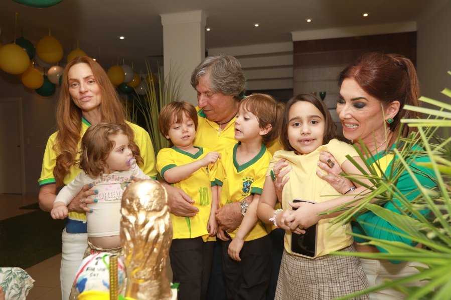 VERDE, AMARELO E MUITA ANIMAÇÃO MARCARAM A COMEMORAÇÃO DOS 66 ANOS DE LUIZ ANTÔNIO CAMPOS. - Eloisa Mattos