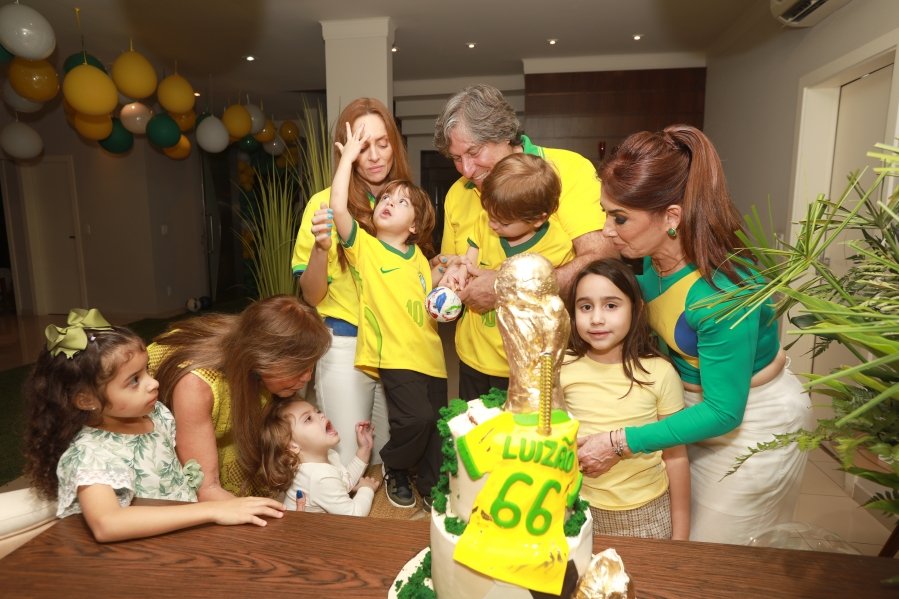 VERDE, AMARELO E MUITA ANIMAÇÃO MARCARAM A COMEMORAÇÃO DOS 66 ANOS DE LUIZ ANTÔNIO CAMPOS. - Eloisa Mattos