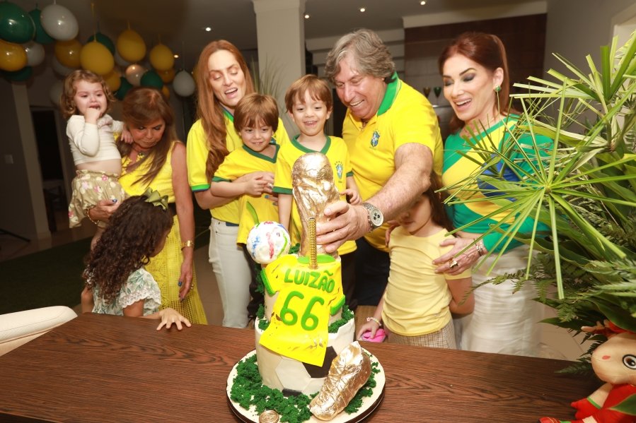 VERDE, AMARELO E MUITA ANIMAÇÃO MARCARAM A COMEMORAÇÃO DOS 66 ANOS DE LUIZ ANTÔNIO CAMPOS. - Eloisa Mattos