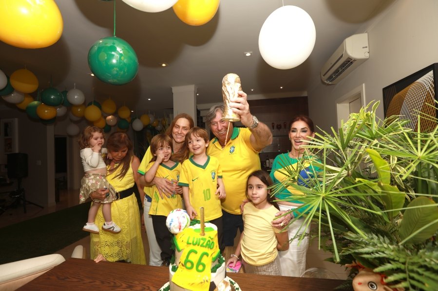 VERDE, AMARELO E MUITA ANIMAÇÃO MARCARAM A COMEMORAÇÃO DOS 66 ANOS DE LUIZ ANTÔNIO CAMPOS. - Eloisa Mattos