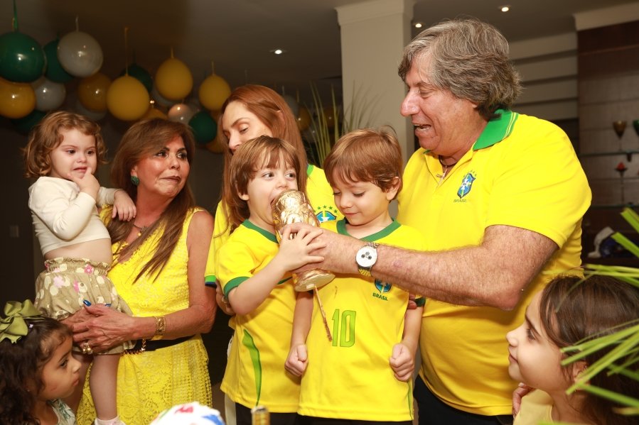 VERDE, AMARELO E MUITA ANIMAÇÃO MARCARAM A COMEMORAÇÃO DOS 66 ANOS DE LUIZ ANTÔNIO CAMPOS. - Eloisa Mattos