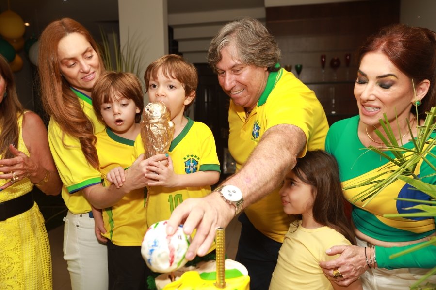 VERDE, AMARELO E MUITA ANIMAÇÃO MARCARAM A COMEMORAÇÃO DOS 66 ANOS DE LUIZ ANTÔNIO CAMPOS. - Eloisa Mattos