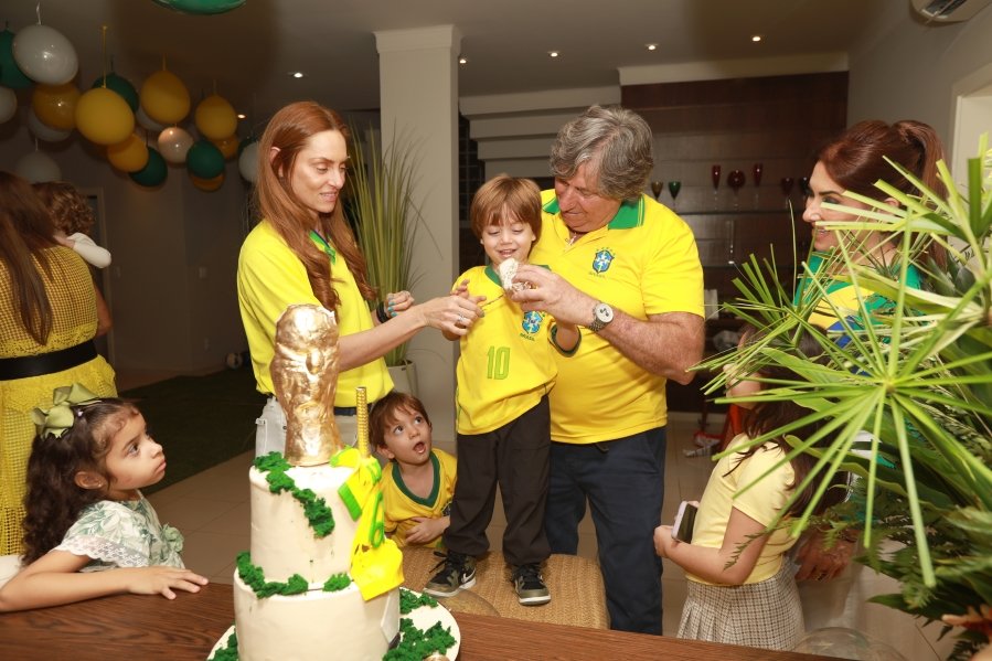 VERDE, AMARELO E MUITA ANIMAÇÃO MARCARAM A COMEMORAÇÃO DOS 66 ANOS DE LUIZ ANTÔNIO CAMPOS. - Eloisa Mattos