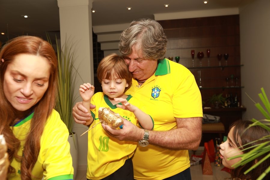 VERDE, AMARELO E MUITA ANIMAÇÃO MARCARAM A COMEMORAÇÃO DOS 66 ANOS DE LUIZ ANTÔNIO CAMPOS. - Eloisa Mattos