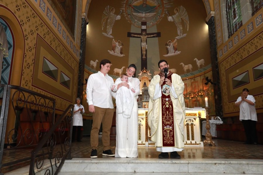 LEONARDO RECEBE O SACRAMENTO DO BATISMO EM MOMENTO DE FÉ E CELEBRAÇÃO FAMILIAR - Eloisa Mattos