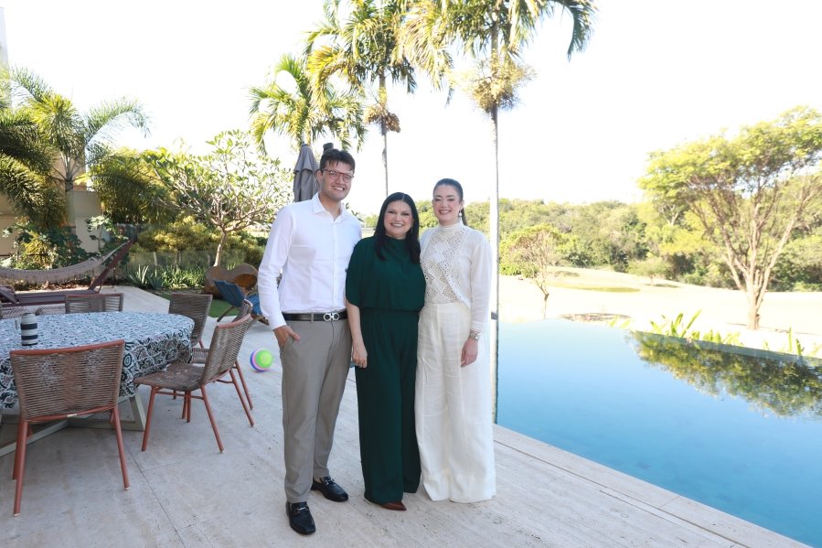 LEONARDO RECEBE O SACRAMENTO DO BATISMO EM MOMENTO DE FÉ E CELEBRAÇÃO FAMILIAR - Eloisa Mattos
