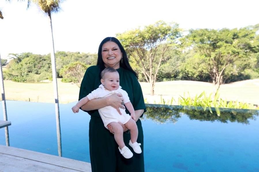 LEONARDO RECEBE O SACRAMENTO DO BATISMO EM MOMENTO DE FÉ E CELEBRAÇÃO FAMILIAR - Eloisa Mattos