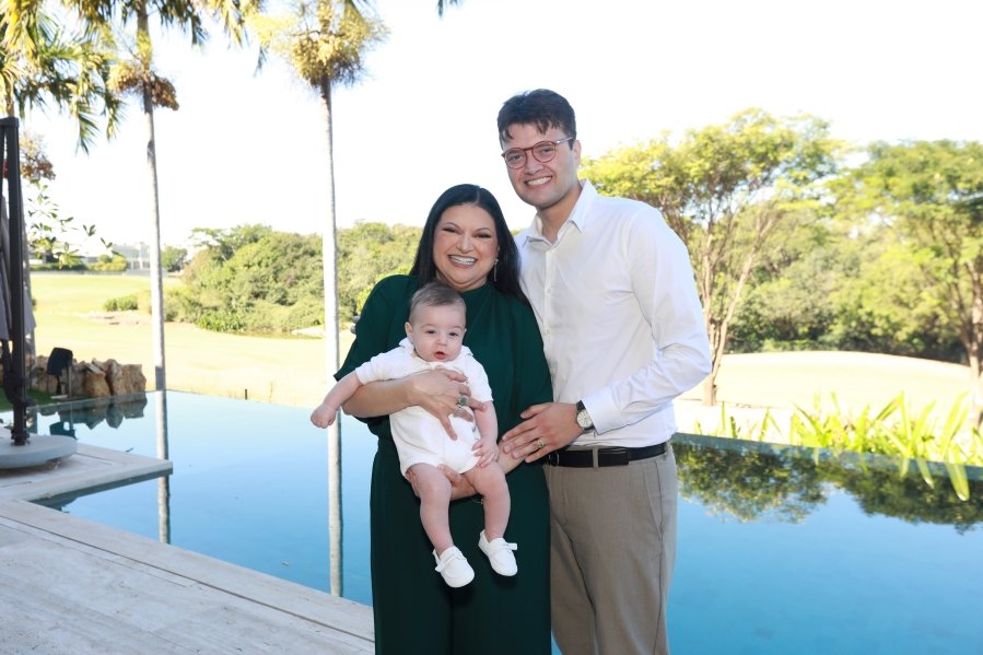 LEONARDO RECEBE O SACRAMENTO DO BATISMO EM MOMENTO DE FÉ E CELEBRAÇÃO FAMILIAR - Eloisa Mattos