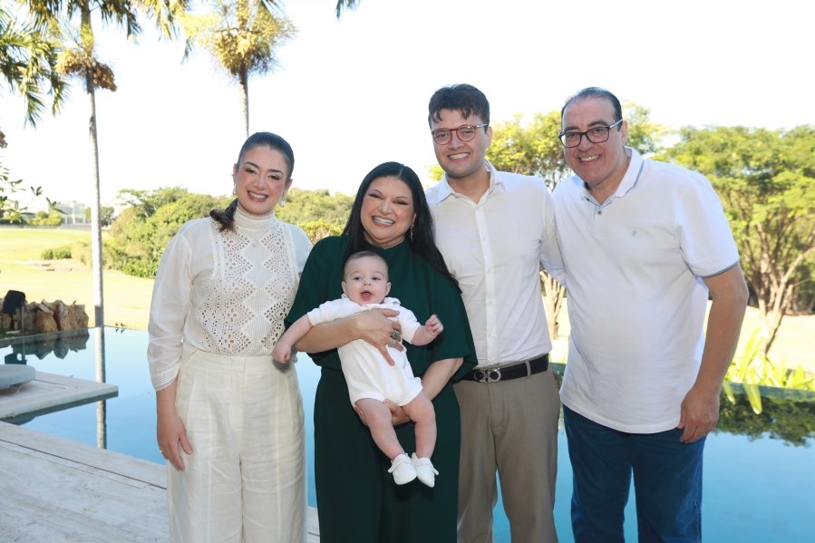 LEONARDO RECEBE O SACRAMENTO DO BATISMO EM MOMENTO DE FÉ E CELEBRAÇÃO FAMILIAR - Eloisa Mattos