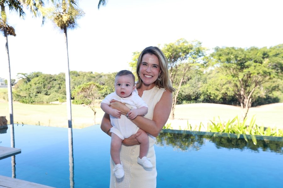 LEONARDO RECEBE O SACRAMENTO DO BATISMO EM MOMENTO DE FÉ E CELEBRAÇÃO FAMILIAR - Eloisa Mattos