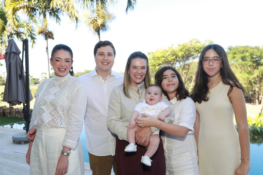 LEONARDO RECEBE O SACRAMENTO DO BATISMO EM MOMENTO DE FÉ E CELEBRAÇÃO FAMILIAR - Eloisa Mattos