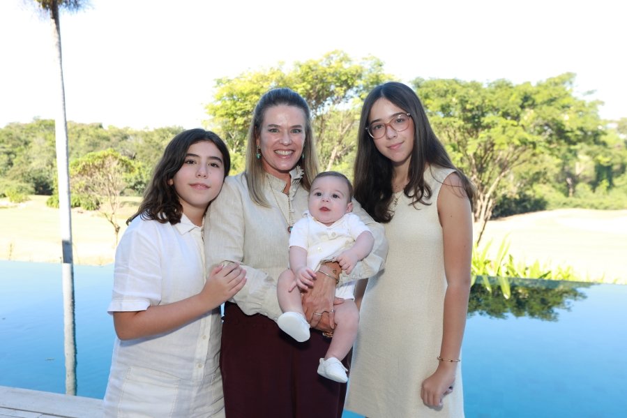 LEONARDO RECEBE O SACRAMENTO DO BATISMO EM MOMENTO DE FÉ E CELEBRAÇÃO FAMILIAR - Eloisa Mattos