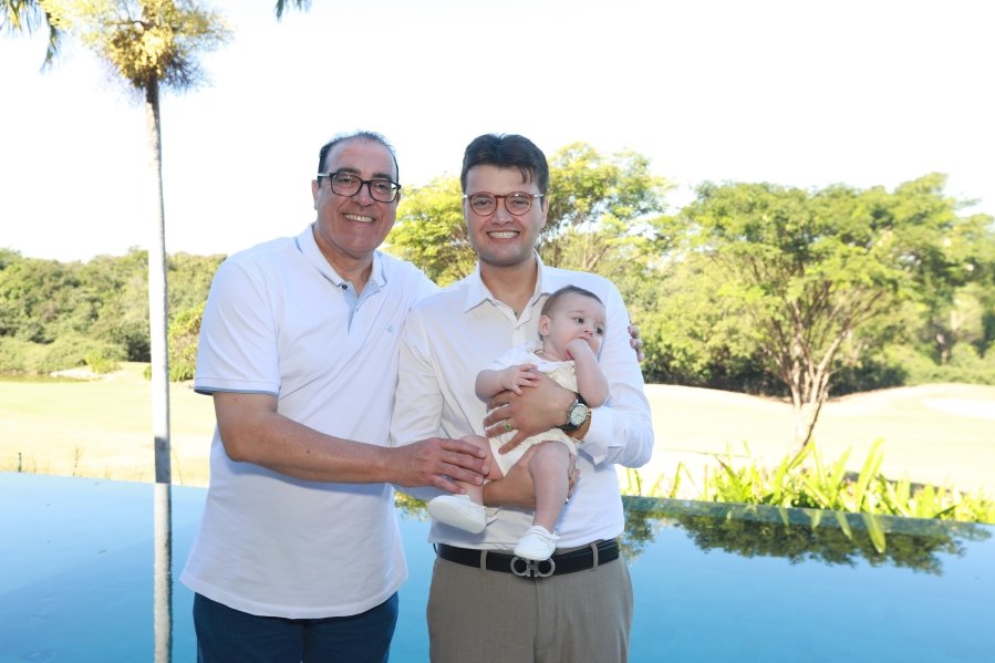 LEONARDO RECEBE O SACRAMENTO DO BATISMO EM MOMENTO DE FÉ E CELEBRAÇÃO FAMILIAR - Eloisa Mattos