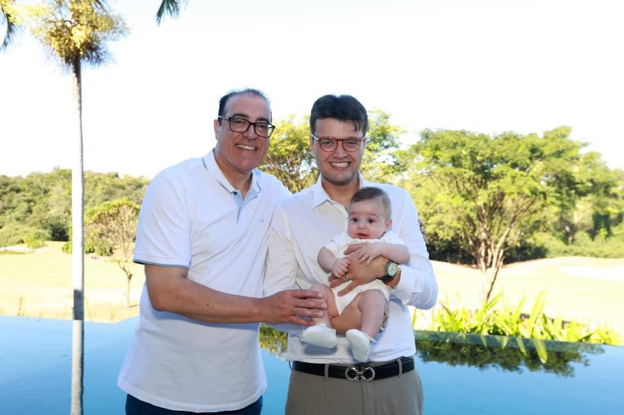 LEONARDO RECEBE O SACRAMENTO DO BATISMO EM MOMENTO DE FÉ E CELEBRAÇÃO FAMILIAR - Eloisa Mattos