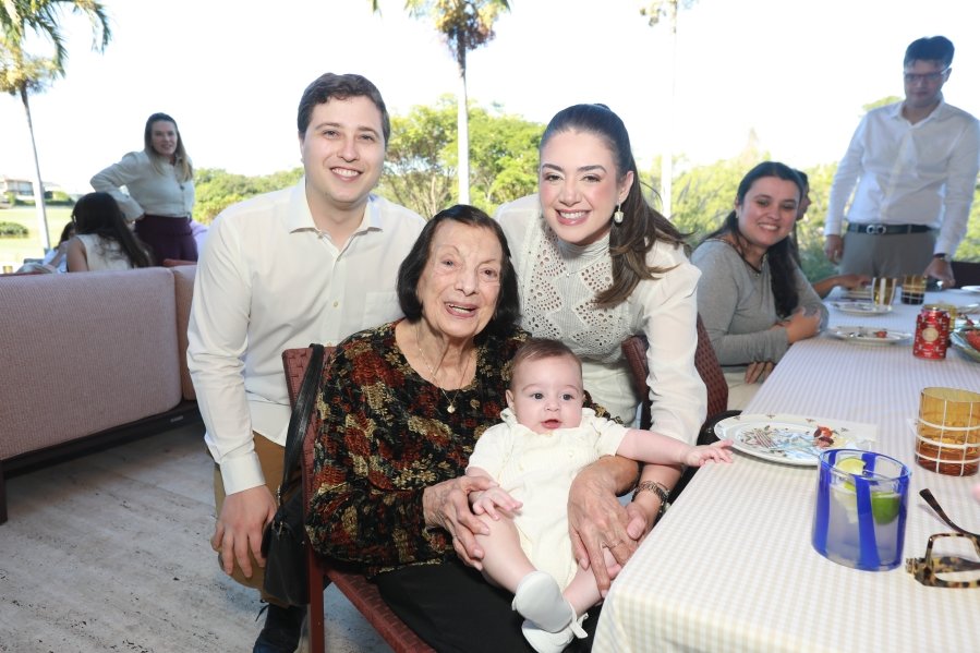 LEONARDO RECEBE O SACRAMENTO DO BATISMO EM MOMENTO DE FÉ E CELEBRAÇÃO FAMILIAR - Eloisa Mattos