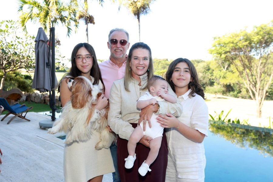 LEONARDO RECEBE O SACRAMENTO DO BATISMO EM MOMENTO DE FÉ E CELEBRAÇÃO FAMILIAR - Eloisa Mattos