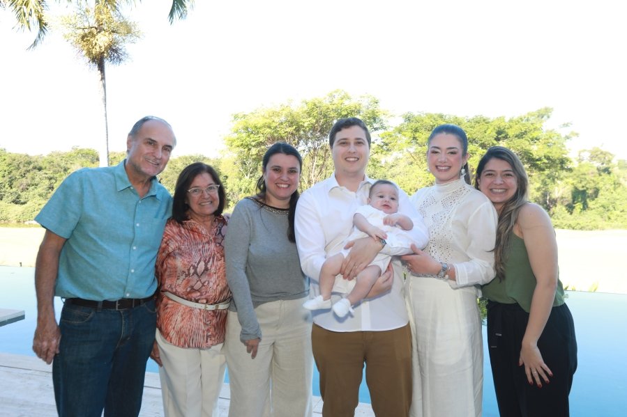 LEONARDO RECEBE O SACRAMENTO DO BATISMO EM MOMENTO DE FÉ E CELEBRAÇÃO FAMILIAR - Eloisa Mattos