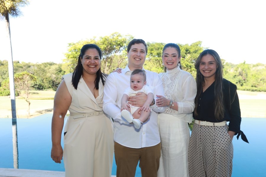 LEONARDO RECEBE O SACRAMENTO DO BATISMO EM MOMENTO DE FÉ E CELEBRAÇÃO FAMILIAR - Eloisa Mattos