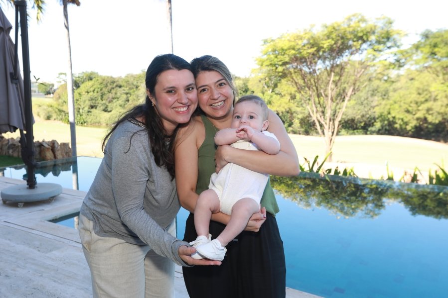 LEONARDO RECEBE O SACRAMENTO DO BATISMO EM MOMENTO DE FÉ E CELEBRAÇÃO FAMILIAR - Eloisa Mattos