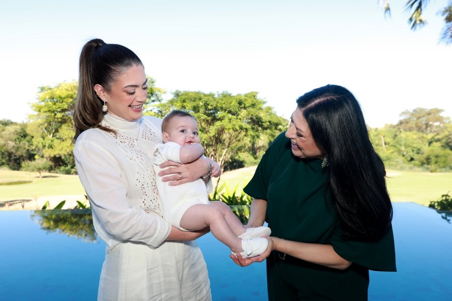 LEONARDO RECEBE O SACRAMENTO DO BATISMO EM MOMENTO DE FÉ E CELEBRAÇÃO FAMILIAR - Eloisa Mattos
