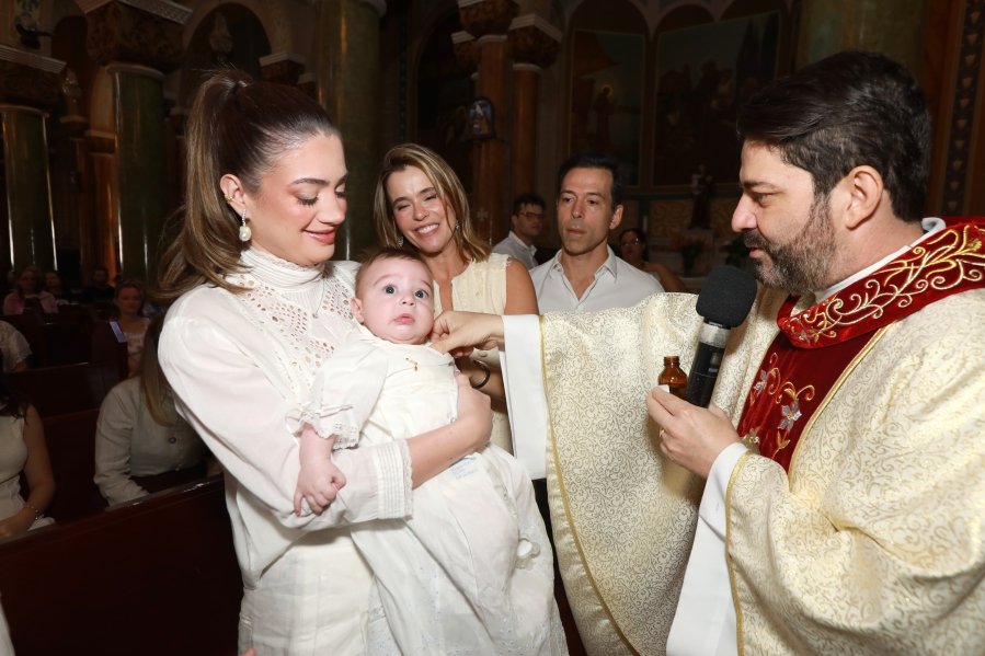 LEONARDO RECEBE O SACRAMENTO DO BATISMO EM MOMENTO DE FÉ E CELEBRAÇÃO FAMILIAR - Eloisa Mattos