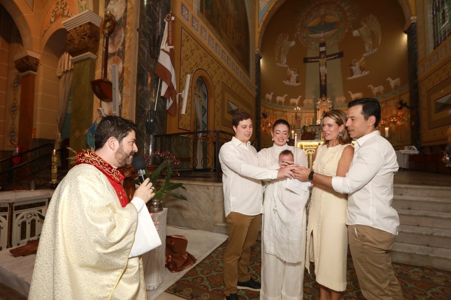 LEONARDO RECEBE O SACRAMENTO DO BATISMO EM MOMENTO DE FÉ E CELEBRAÇÃO FAMILIAR - Eloisa Mattos