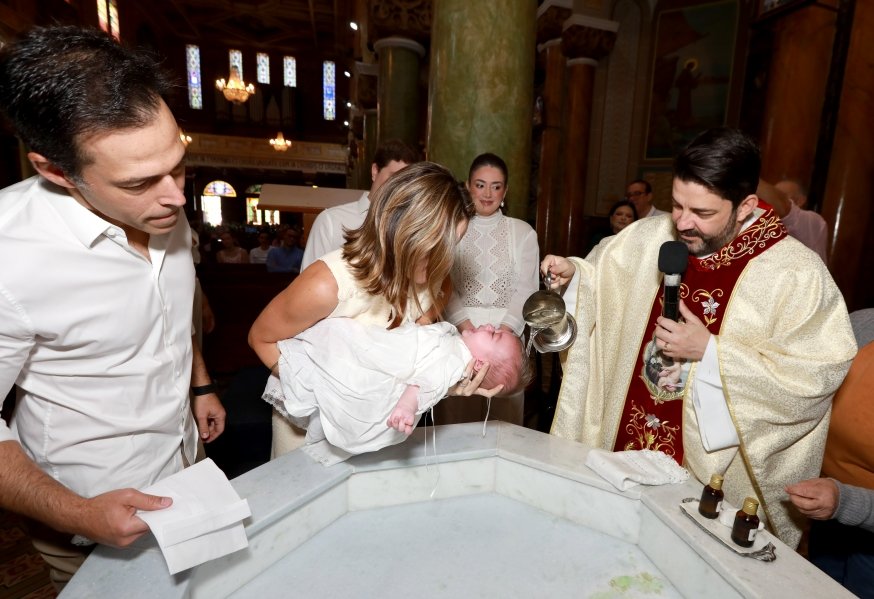 LEONARDO RECEBE O SACRAMENTO DO BATISMO EM MOMENTO DE FÉ E CELEBRAÇÃO FAMILIAR - Eloisa Mattos