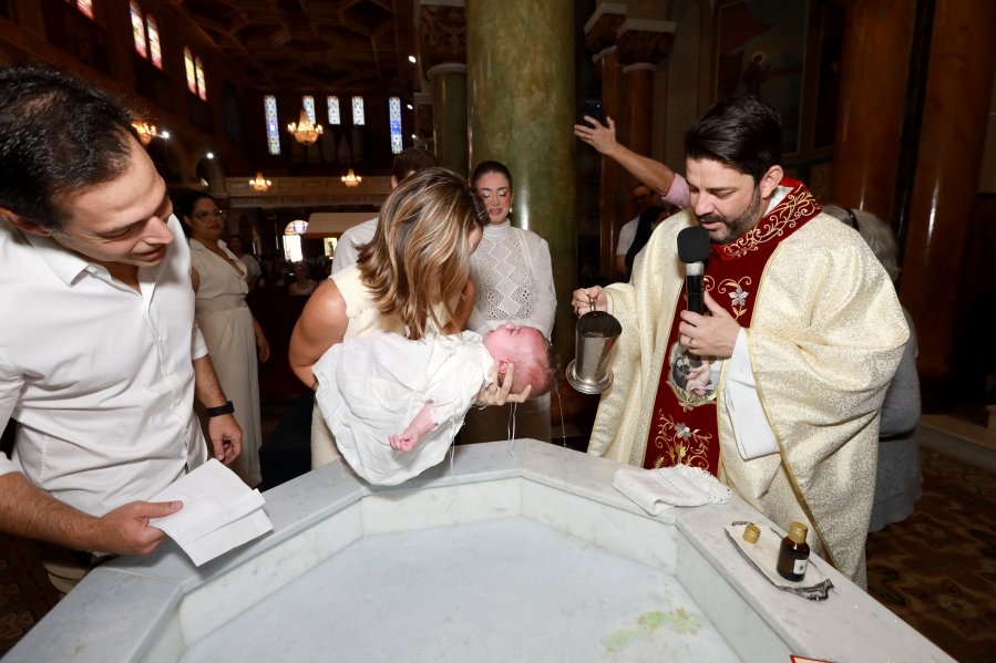 LEONARDO RECEBE O SACRAMENTO DO BATISMO EM MOMENTO DE FÉ E CELEBRAÇÃO FAMILIAR - Eloisa Mattos