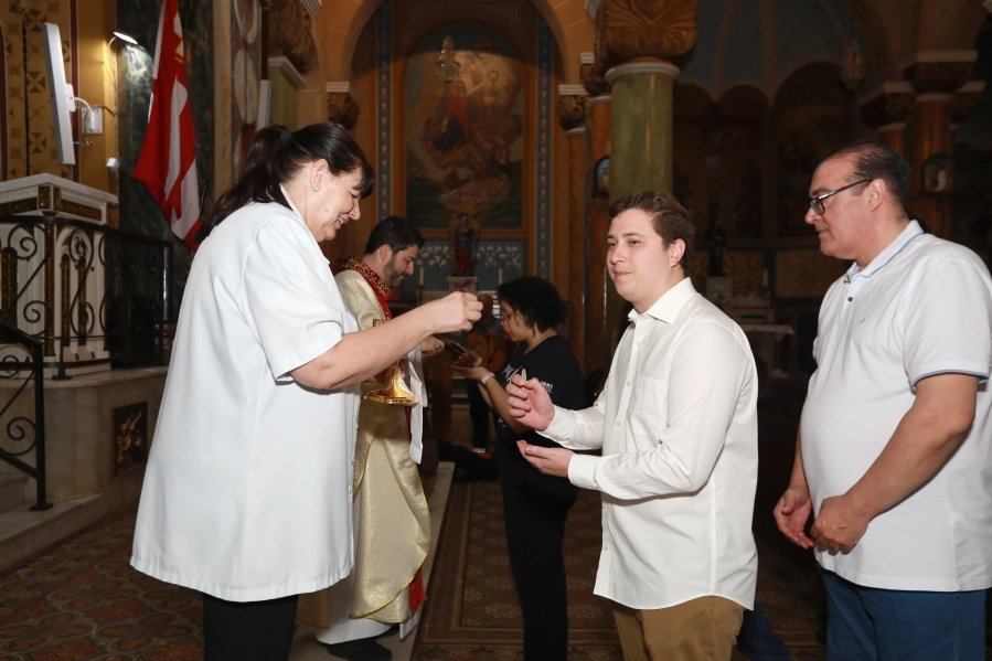 LEONARDO RECEBE O SACRAMENTO DO BATISMO EM MOMENTO DE FÉ E CELEBRAÇÃO FAMILIAR - Eloisa Mattos