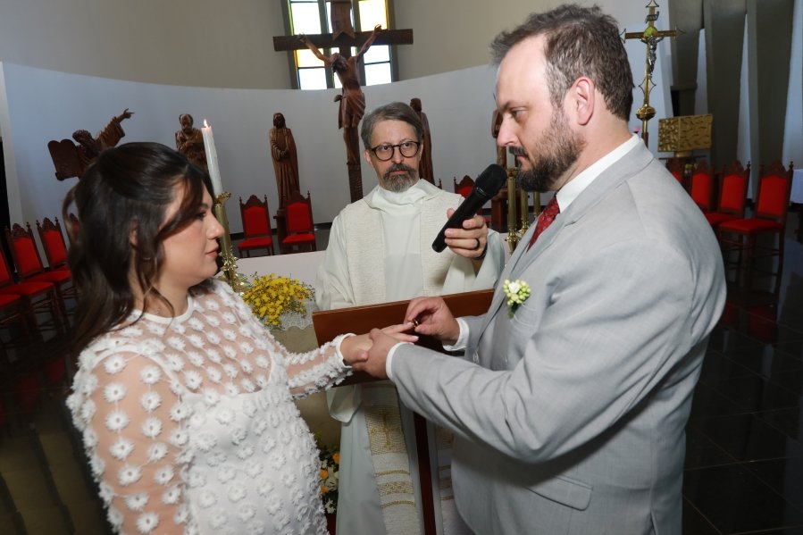 MARIA CAROLINA E LUIS ANDRÉ: UM “SIM” REPLETO DE EMOÇÃO E AMOR – ( IGREJA REDENTORA) - Eloisa Mattos
