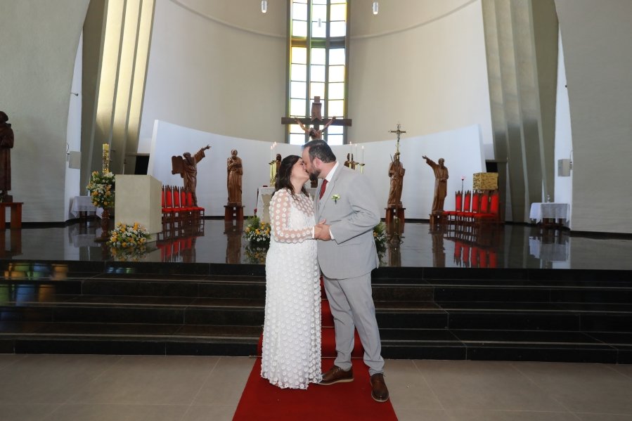 MARIA CAROLINA E LUIS ANDRÉ: UM “SIM” REPLETO DE EMOÇÃO E AMOR – ( IGREJA REDENTORA) - Eloisa Mattos