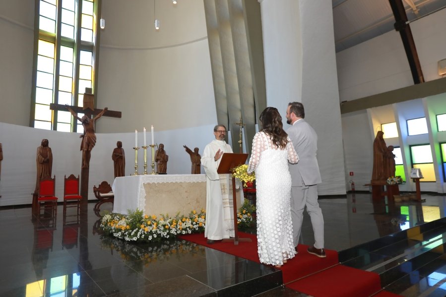 MARIA CAROLINA E LUIS ANDRÉ: UM “SIM” REPLETO DE EMOÇÃO E AMOR – ( IGREJA REDENTORA) - Eloisa Mattos