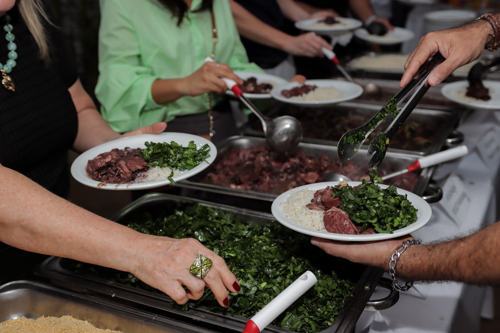 Instituto Alarme promove Feijoada Solidária a Três Mãos