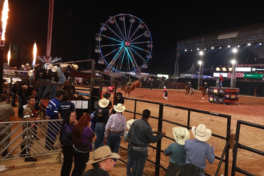 RIO PRETO COUNTRY BULLS – ZEZÉ DI CAMARGO, GUSTAVO MIOTO E NATANZINHO LIMA - Eloisa Mattos