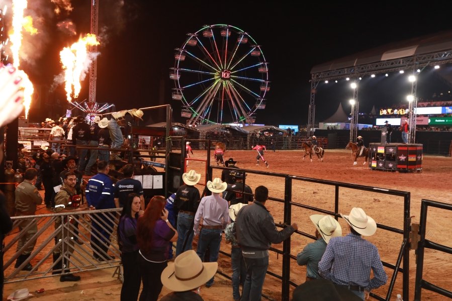 RIO PRETO COUNTRY BULLS – ZEZÉ DI CAMARGO, GUSTAVO MIOTO E NATANZINHO LIMA - Eloisa Mattos