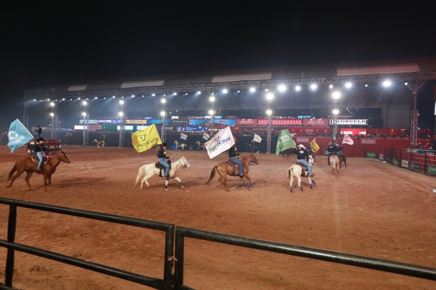 RIO PRETO COUNTRY BULLS – ZEZÉ DI CAMARGO, GUSTAVO MIOTO E NATANZINHO LIMA - Eloisa Mattos